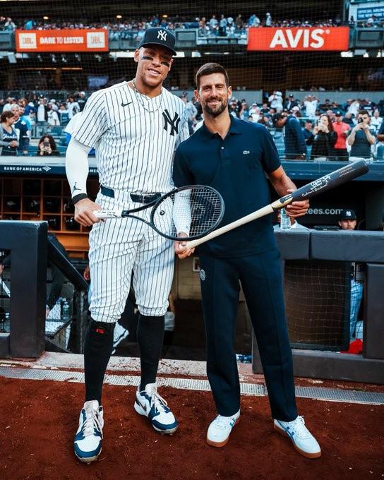 开云体育（官网）app下载-德约科维奇为MLB洋基队开球，并与阿隆贾奇合影